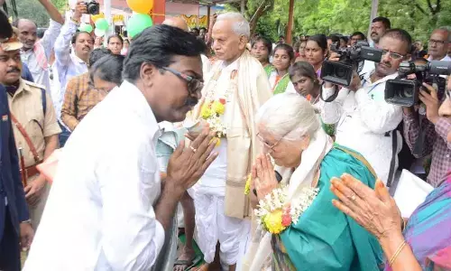 Transport Minister Puvvada Ajay Kumar interacting with freedom fighters during the Independence Day celebrations held in Khammam on Tuesday