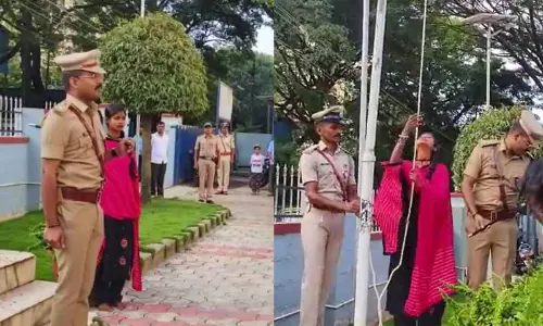 Hassan: Tribal girl hoists flag at district police office