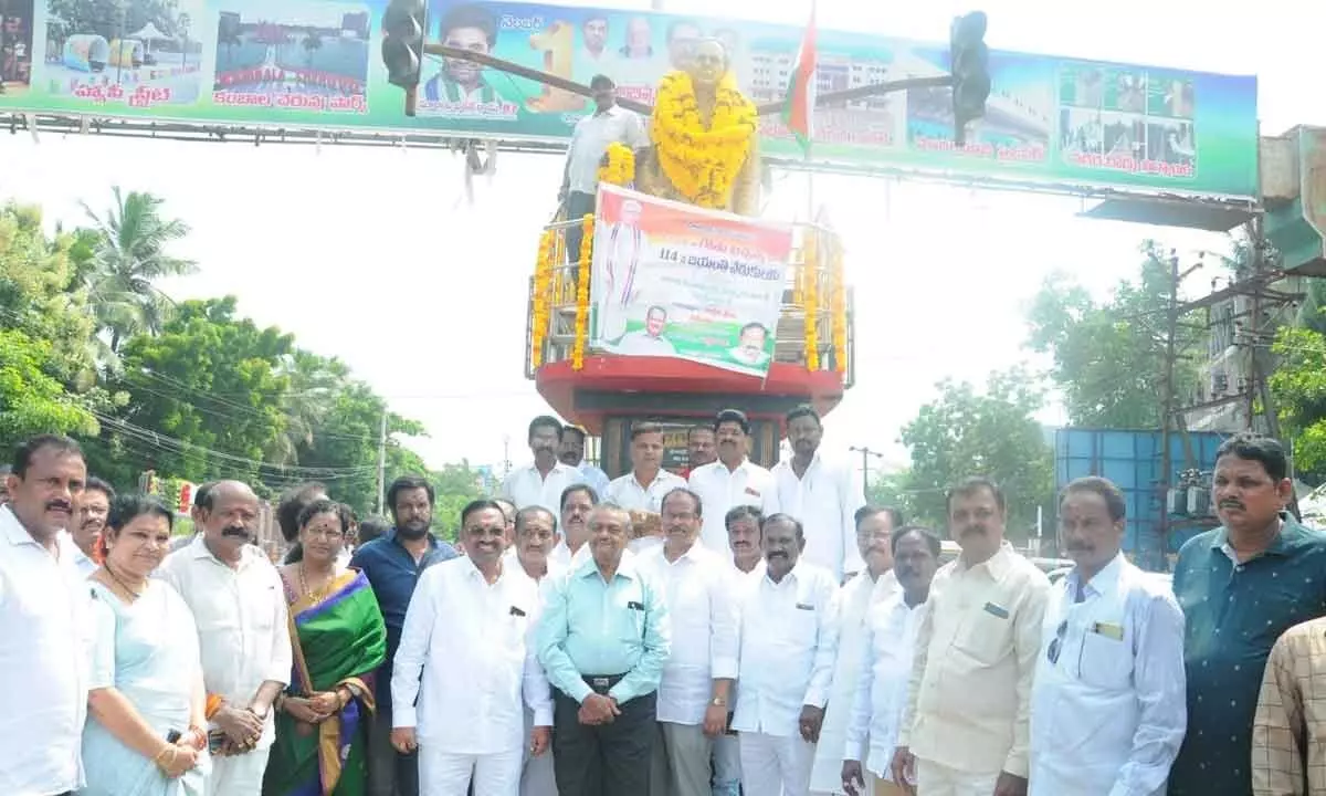 TDP leaders Adireddy  Apparao, Reddy Mani, and others paying tributes to Sardar Gouthu Latchanna in  Rajamahendravaram on Wednesday