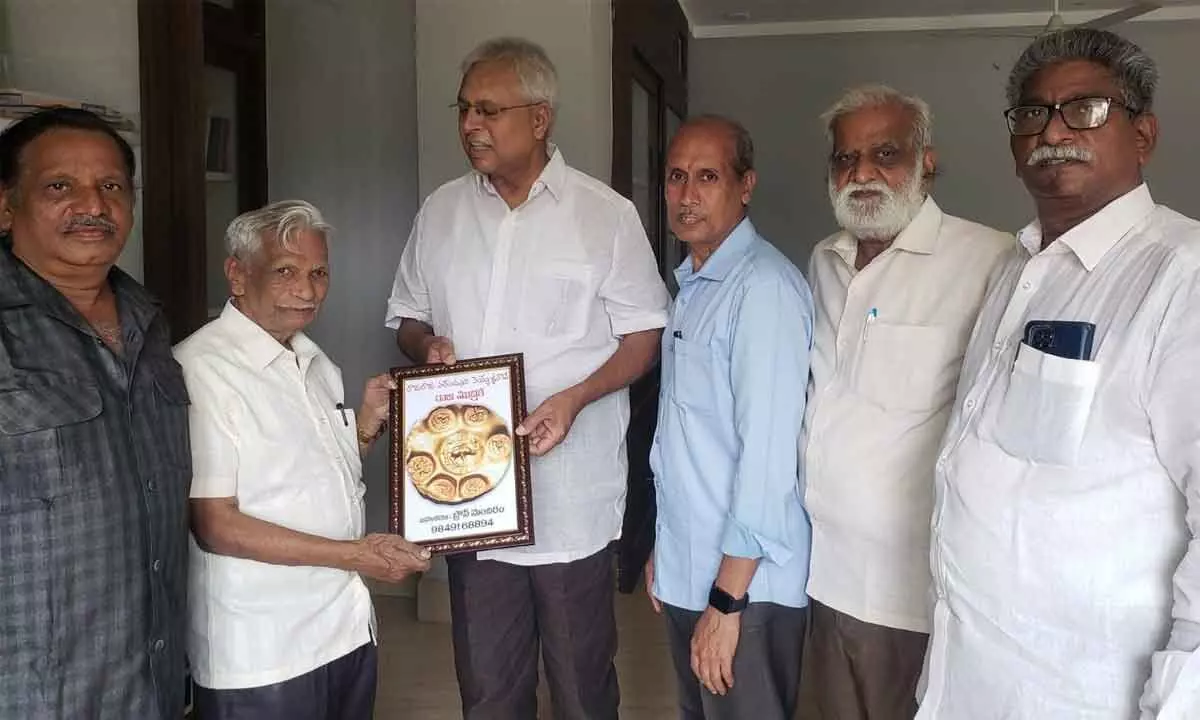 Former MP Vundavalli Aruna Kumar receiving a portrait of the royal seal