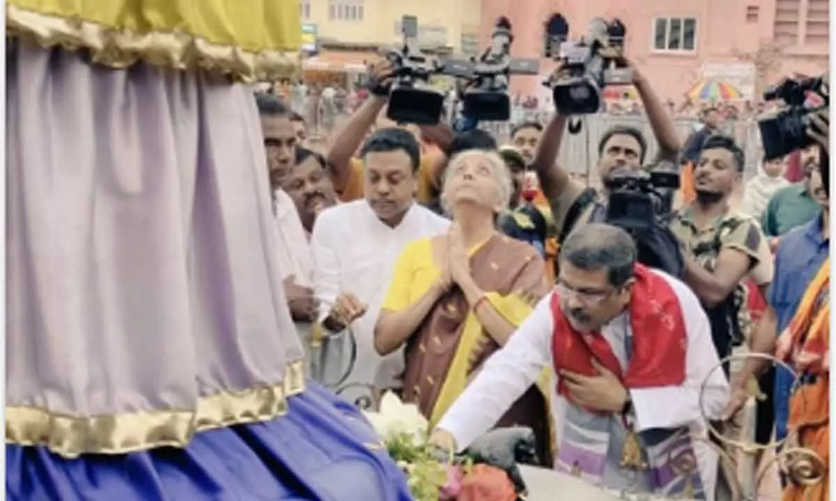 Nirmala Sitharaman offers prayers in Puri Jagannath temple