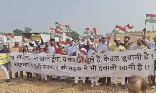 New Delhi: AAP protests at Dwarka Expressway over scam