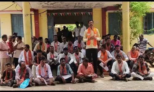 BJP leaders stage protest over 2BHK in Gadwal