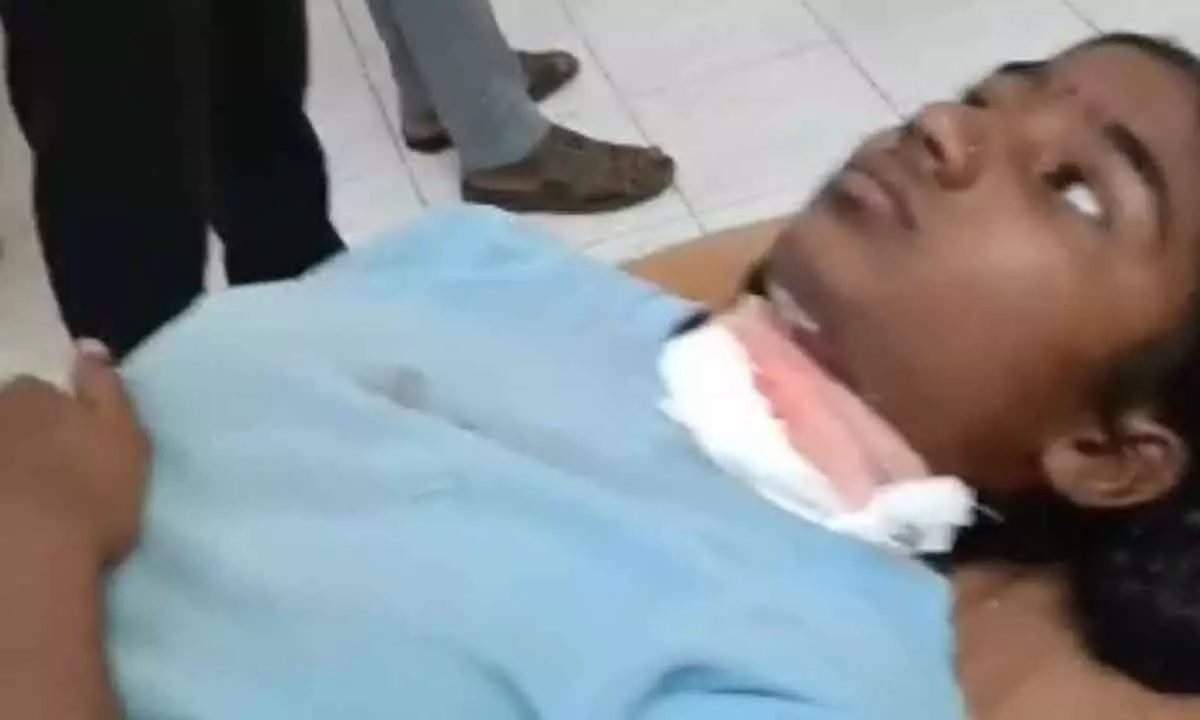10 th class student wounds grievously on her throat
