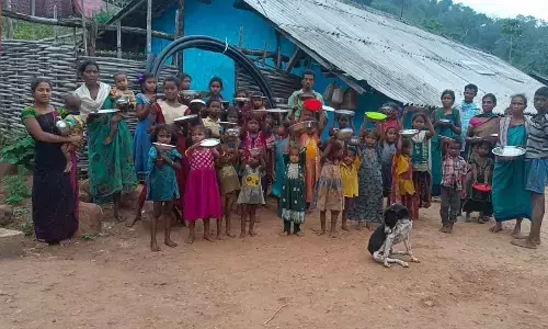 Koyyuru: Tribals protest with empty plates