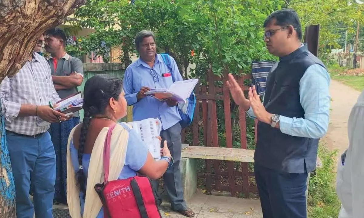 Vijayawada: Civic chief inspects voter list verification