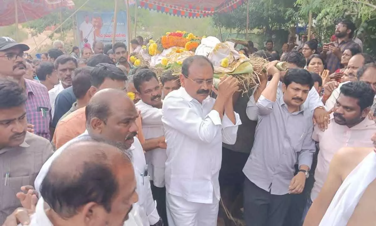 City MLA Bhumana Karunakar Reddy and MP M Gurumurthy carrying the body of corporator Hanumanth Naik, for last rites in Tirupati on Saturday