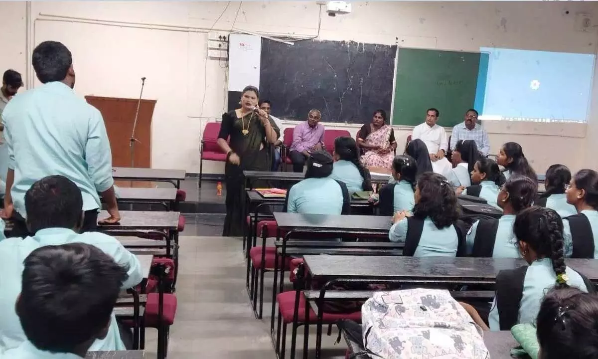 Transgender Vijaya interacting with degree students during a seminar at Andhra Loyola College in Vijayawada on Sunday