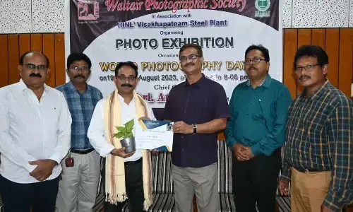 Director (Commercial), RINL, DK Mohanty presenting 1st prize to KMK Ramesh in Visakhapatnam on Sunday