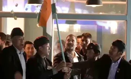 Rahul Gandhi visits Leh market with army veterans