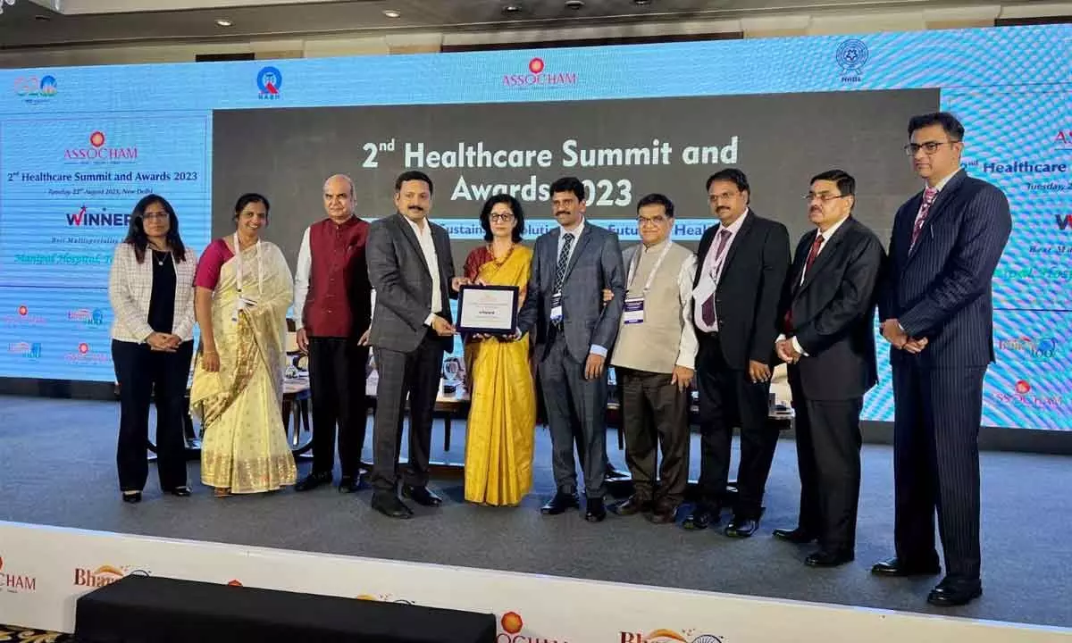 Manipal Hospital officials receiving the award in New Delhi