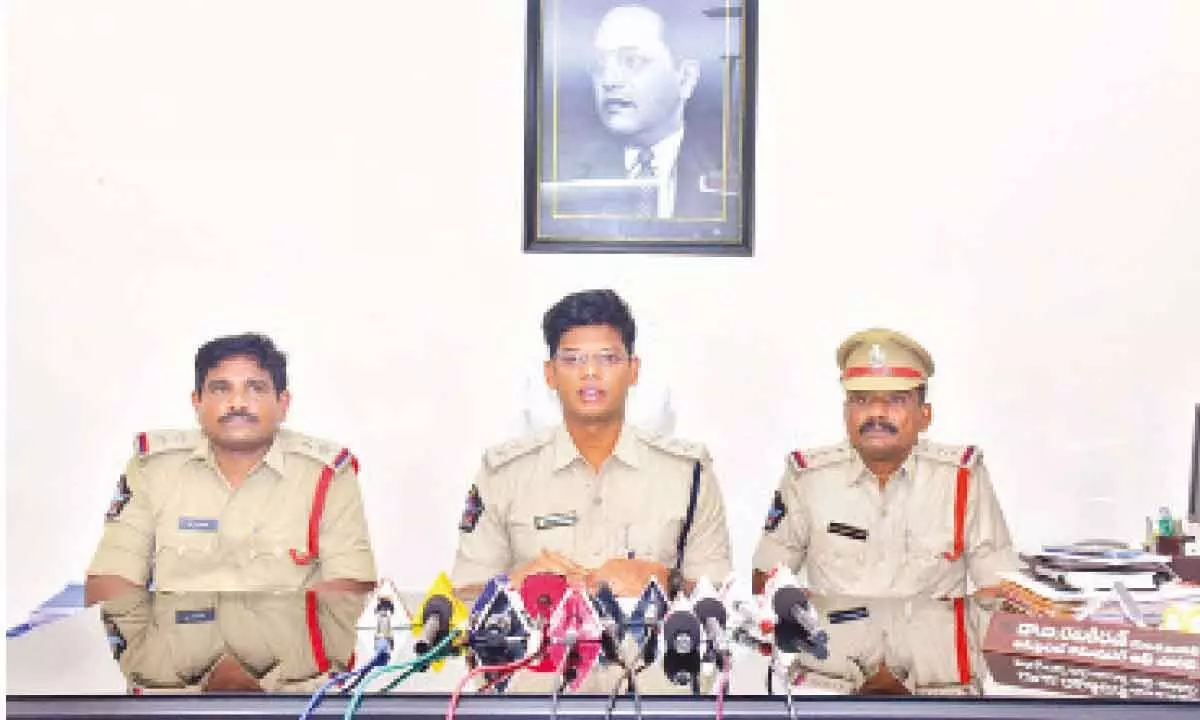 ACP B Ravi Kiran disclosing the case details in Vijayawada on Tuesday