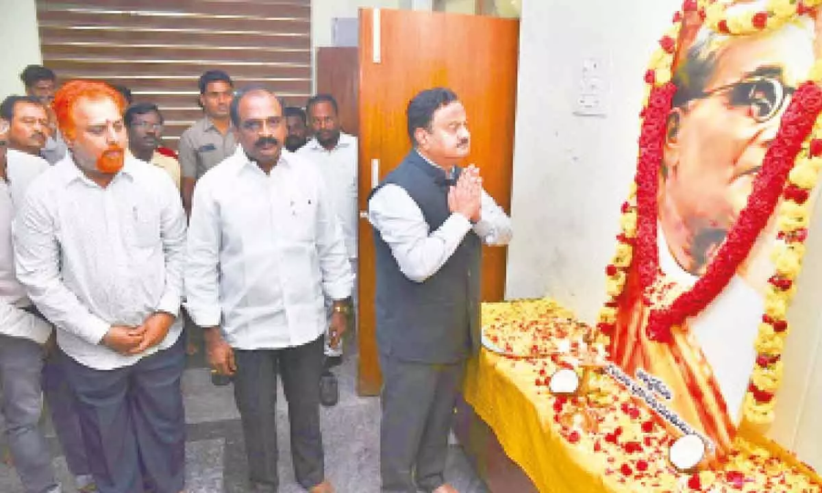 District Collector K Venkataramana Reddy paying tributes to Tanguturi Prakasam Pantulu on his birth anniversary in Tirupati on Wednesday.