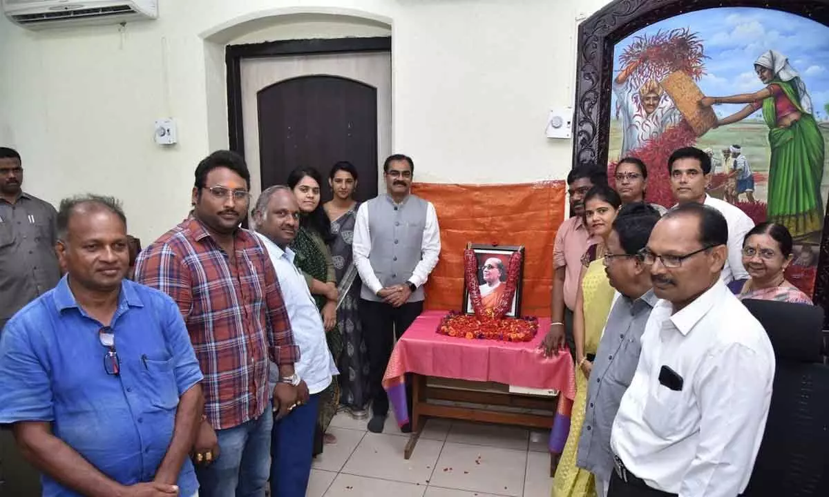 District Collector M Venugopal Reddy, Tenali Sub-Collector Geethanjali Sarma and GMC Commissioner Kirthi Chekuri paying tributes to the portrait of late CM Tanuguturi Prakasam Pantulu on his 152nd birth anniversary at the Collectorate in Guntur city on Wednesday