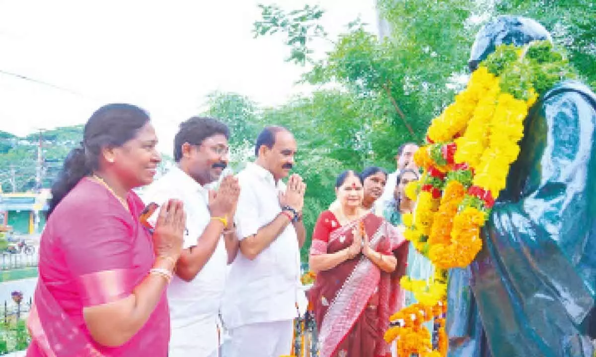 MA&UD Minister Dr Audimulapu Suresh, MLA Balineni Srinivasa Reddy and others paying tributes to Andhra Kesari Prakasam Pantulu in Ongole on Wednesday