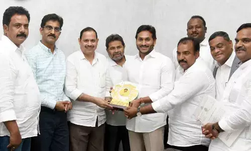Vijayawada: Gulf coordinators of APNRTS call on CM YS Jagan Mohan Reddy
