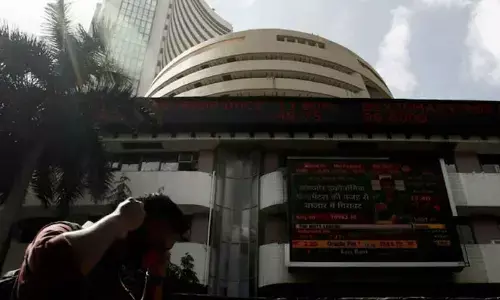 Stock markets plunge amid weak global cues