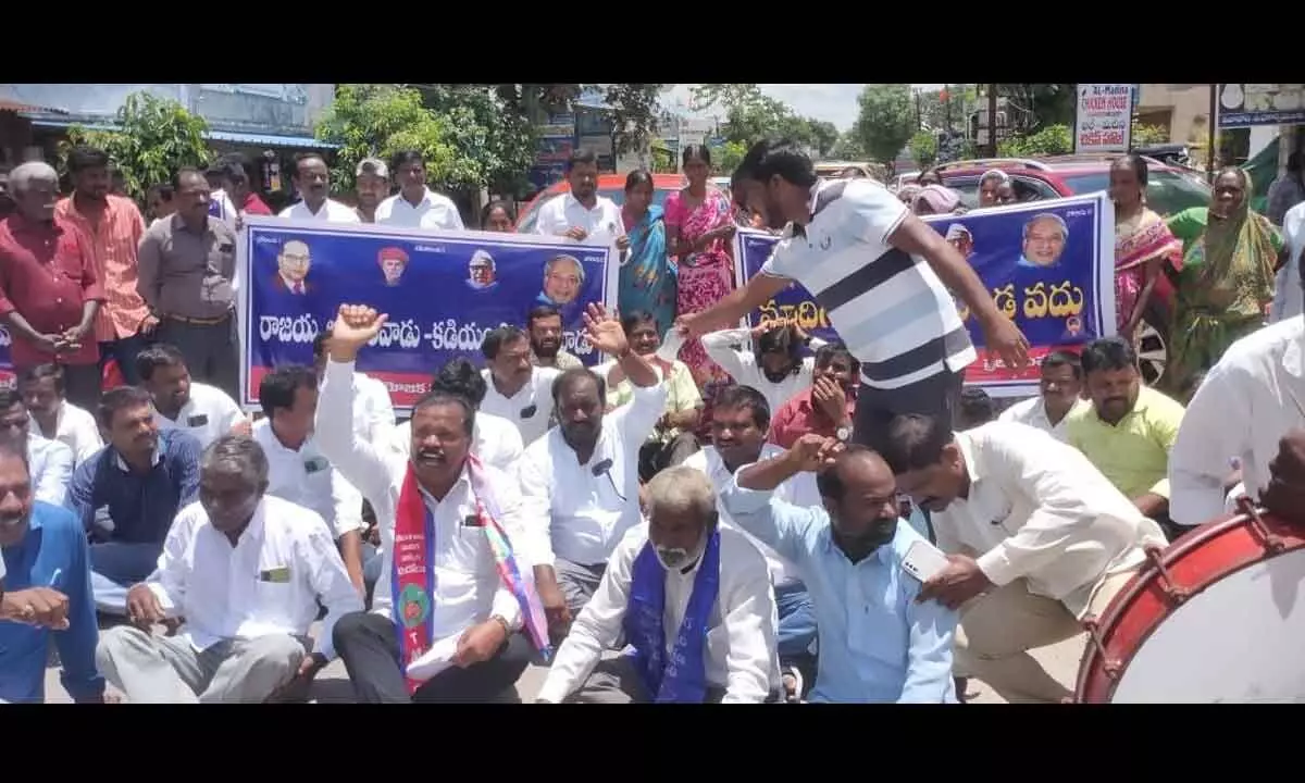 BRS workers owing allegiance to Station Ghanpur MLA Thatikonda Rajaiah stage protest at Zaffergadh in Jangaon district on Sunday
