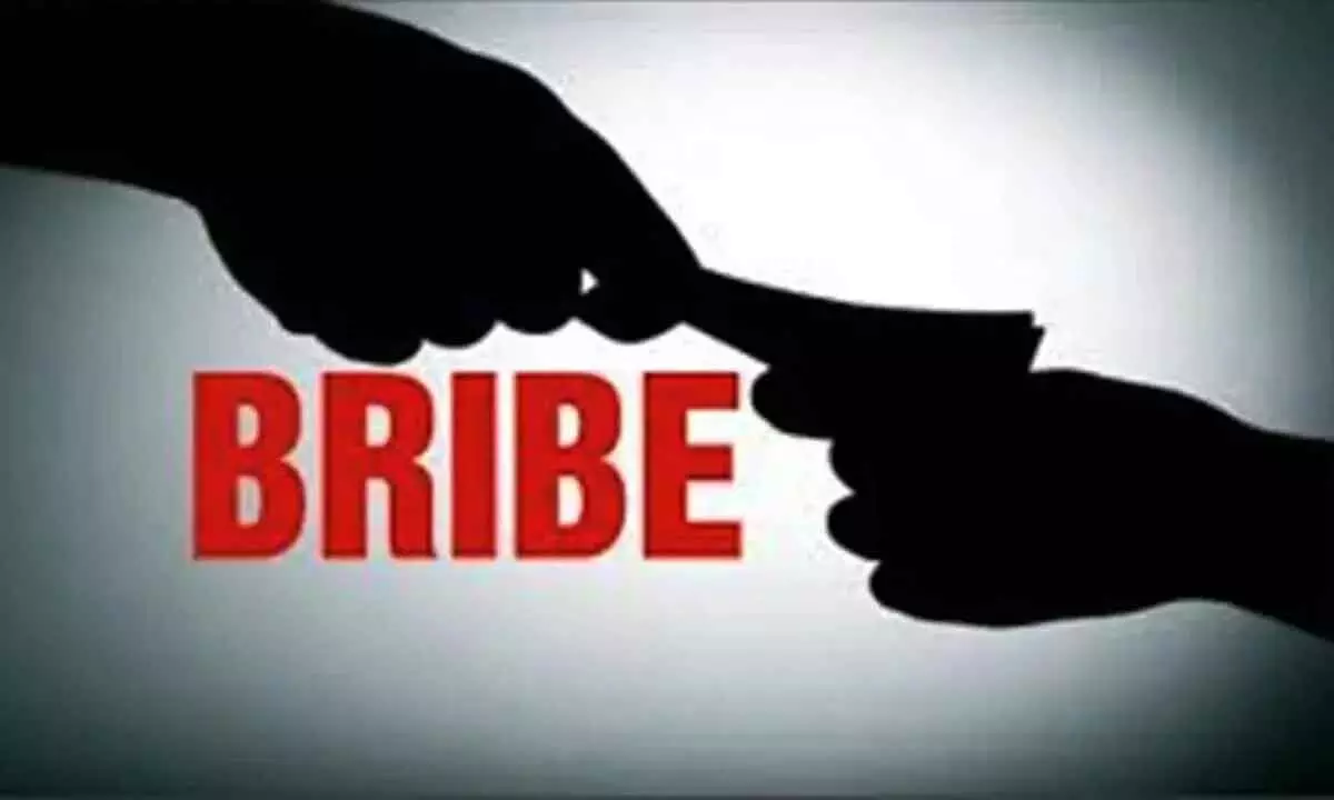 Frightened of being caught by ACB, corrupted employee flees
