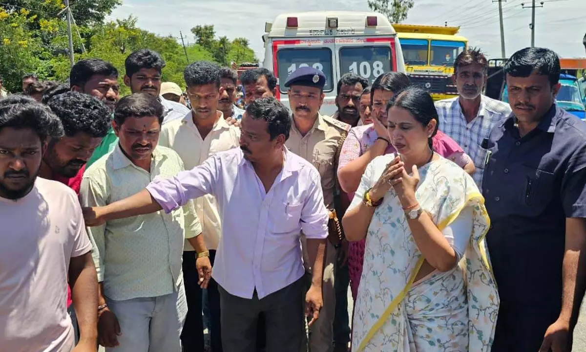 Minister Lakshmi Hebbalkar rushed youths who were lying in a pool of blood admit to the hospital