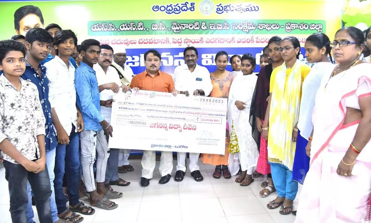 In-charge  district Collector K Srinivasulu and Madiga Corporation chairman K Kanaka Rao presenting a specimen cheque to the beneficiaries of Jagananna Vidya Deevena at Ongole Collectorate on Monday