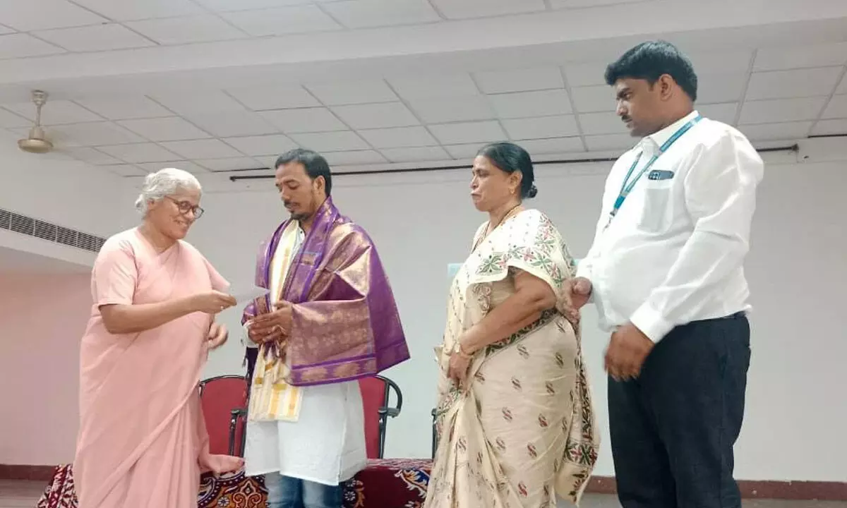 Dr Arasi Sri being felicitated by Sr Sahaya at Maris Stella College in Vijayawada on Tuesday