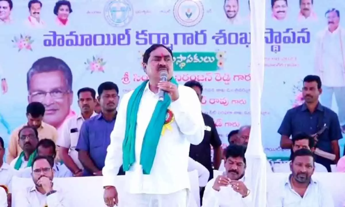 Minister for Panchayat Raj and Rural Development Errabelli Dayakar Rao addressing the farmers after laying foundation stone for the oil palm processing unit at Gopalagiri under Thorrur mandal in Palakurthi constituency on Tuesday
