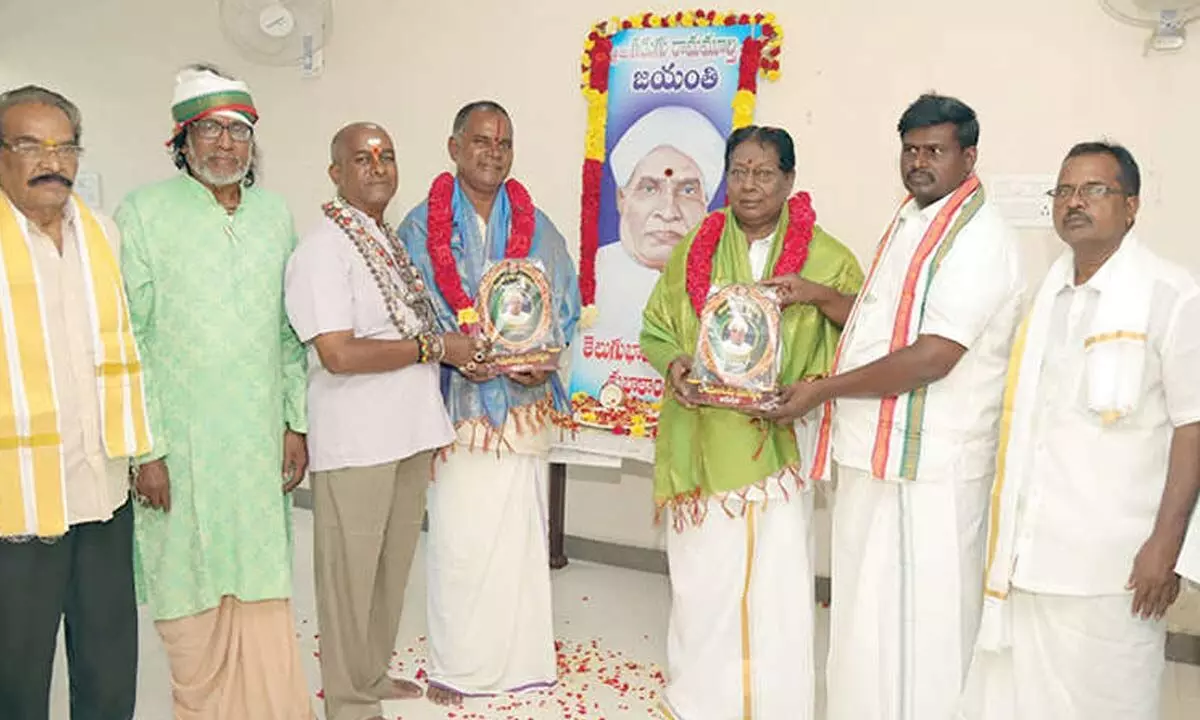 Rayalaseema Rangasthali members celebrating Gidugu Ramamurthy’s jayanthi in Tirupati on Tuesday