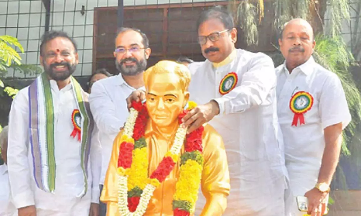 MP Dr Sanjeev Kumar, MLA MA Hafeez Khan and Mayor BY Ramaiah garlanding the bronze statue of legendary hockey player Major Dhyan Chand after unveiling it at District Sports Authority Stadium in Kurnool on Tuesday