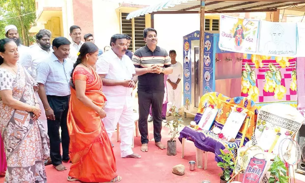 Minister for Social Welfare M Nagarjuna, Srikalahasti MLA B Madhusudan Reddy and others paying tributes to Gidugu Ramamurthy on his birth anniversary in Srikalahasti on Tuesday