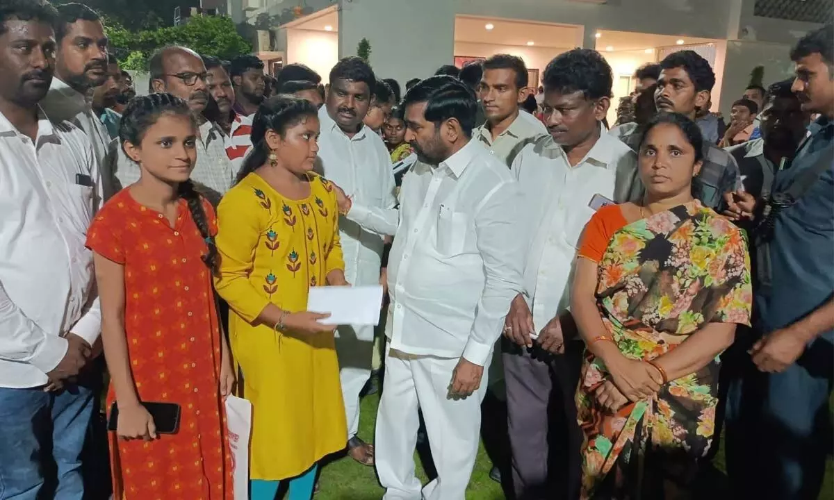 Minister Jagadish Reddy meeting the girl student who approached her for financial help in Suryapet on Tuesday