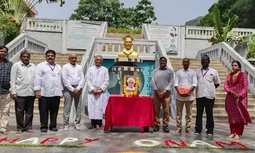 Fr GAP Kishore, principal of Andhra Loyola College along with deputy director of Kendra Sahitya Akaddemi Dr Narayanam Suresh Babu paying floral tributes to Gidugu Ramamurthy in Vijayawada on Tuesday