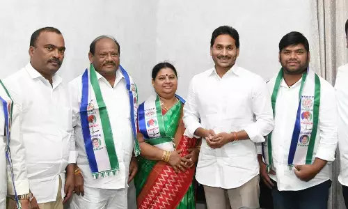 Anakapalli, Vizianagaram TDP leaders join YSRCP