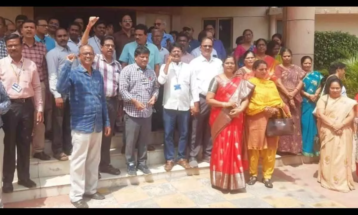 Rajamahendravaram: LIC employees stage protest