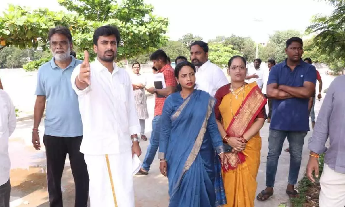 Tirupati Municipal Corporation Deputy Mayor Bhumana Abhinay Reddy making a point to  Municipal Commissioner D Haritha while inspecting the proposed slip road in Tirupati on Wednesday