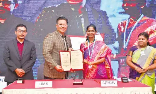 SPMVV V-C Prof D Bharathi and UMK V-C Prof DATO’ DR Razli Bin Che Razak exchanging the MoU in Malayasia on Tuesday.