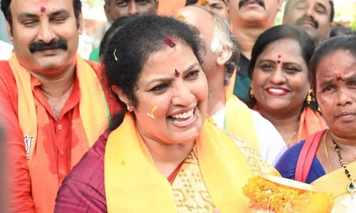 Guntur: Daggubati Purandeswari participates in ‘Na Bhoomi Na Desam’