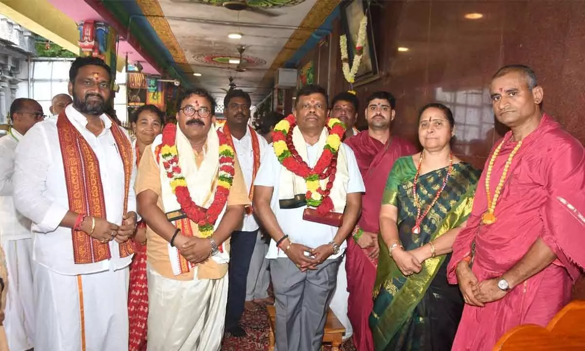 Vijayawada: Special Chief Secretary R Karikal Valven worships Goddess Durga