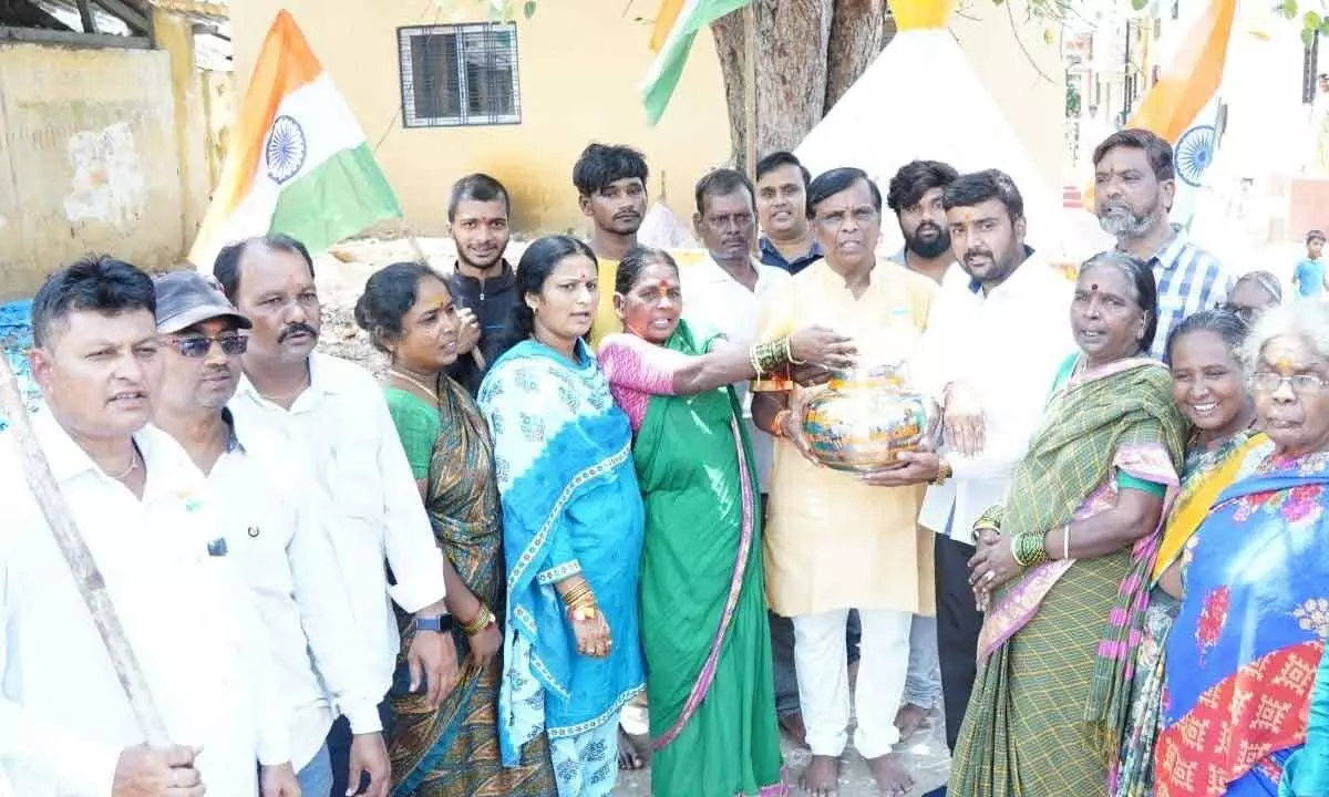 Nizamabad: BJP cadres collect  soil from house-to-house