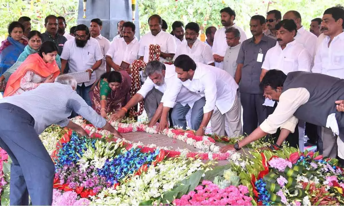 YS Jagan offers prayers at Idupalapaya on YSRs death anniversary