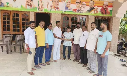 Nalgonda: MP Komatireddy Venkat Reddy kind gesture to visually disabled