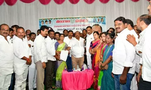 Karimnagar: Gangula Kamalakar distributes BC Bandhu benefits to beneficiaries