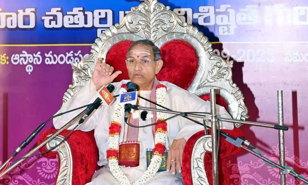 Chaganti delivers discourse at Kanipakam  temple