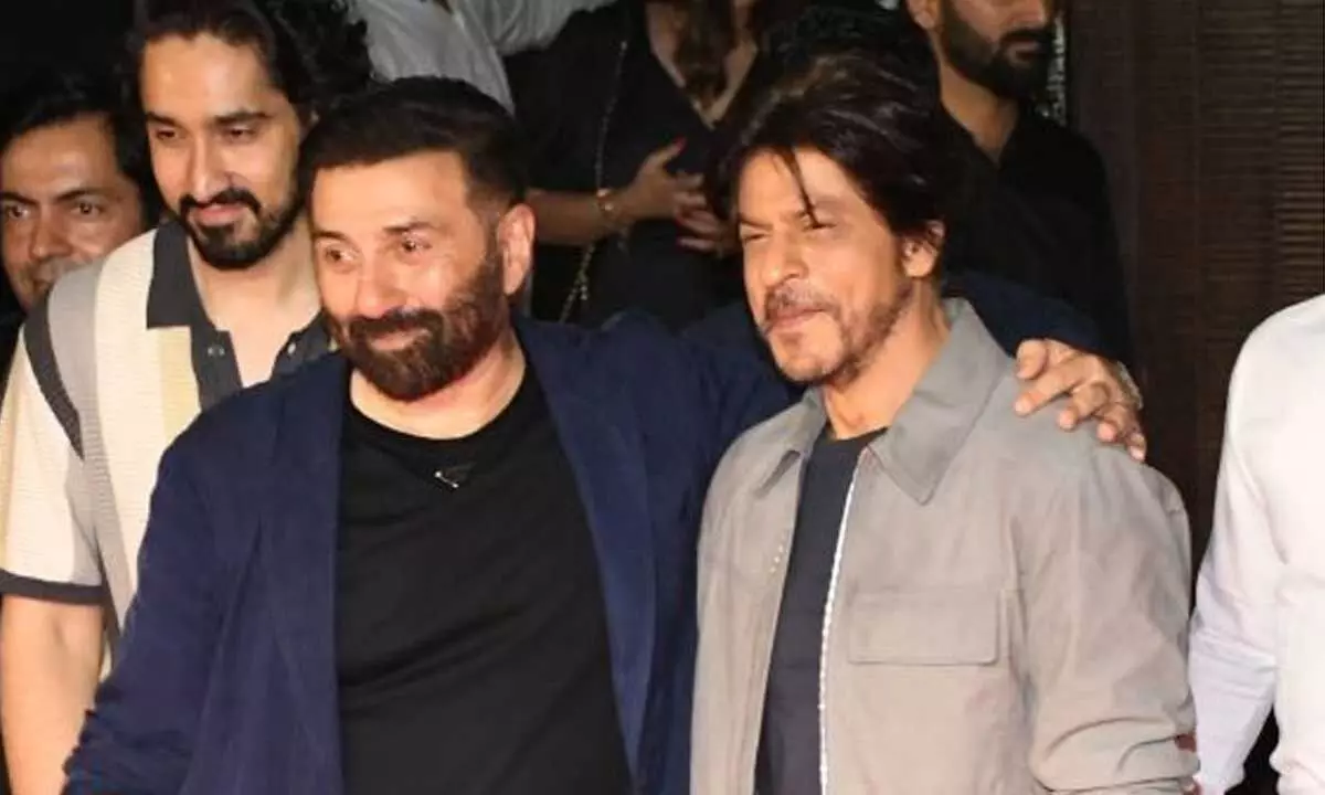 Shah Rukh and Sunny Deol poses after years; pics gone viral