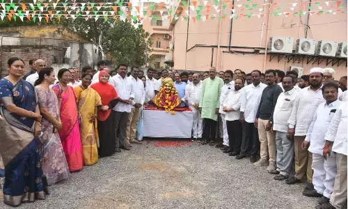 MLC Lella Appi Reddy, Mayor Kavati Siva Naga Manohar Naidu, MLA Maddali Giridhara Rao, Guntur Mirchi Yard chairman Nimmakayala Rajanarayana, District Libraries Chairman Bathula Devanand and others paying tributes to late Chief Minister Dr YS Rajasekhara Reddy in Guntur on Saturday