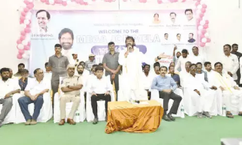 Excise Minister Srinivas Goud speaking at the Mega Job Mela in Mahbubnagar on Saturday