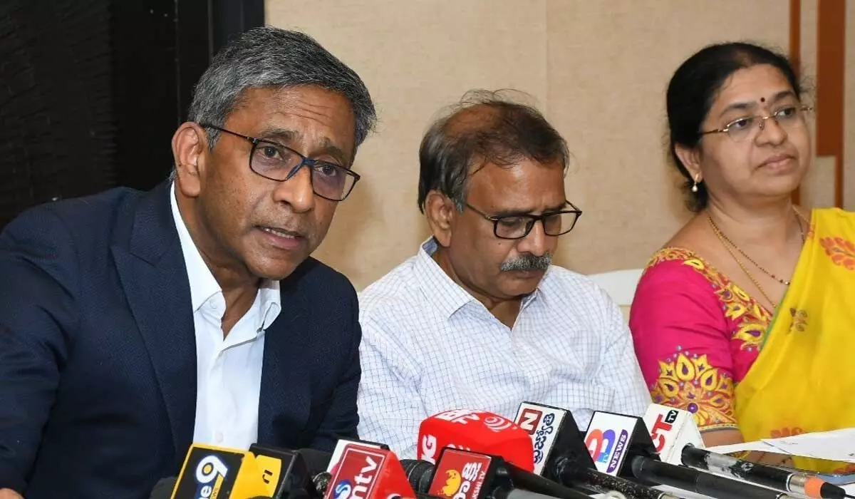 Liver Transplant expert Dr Mohamed Rela addressing a press conference in Vijayawada on Sunday. IMA members are also seen.Photo: Ch Venkata Mastan