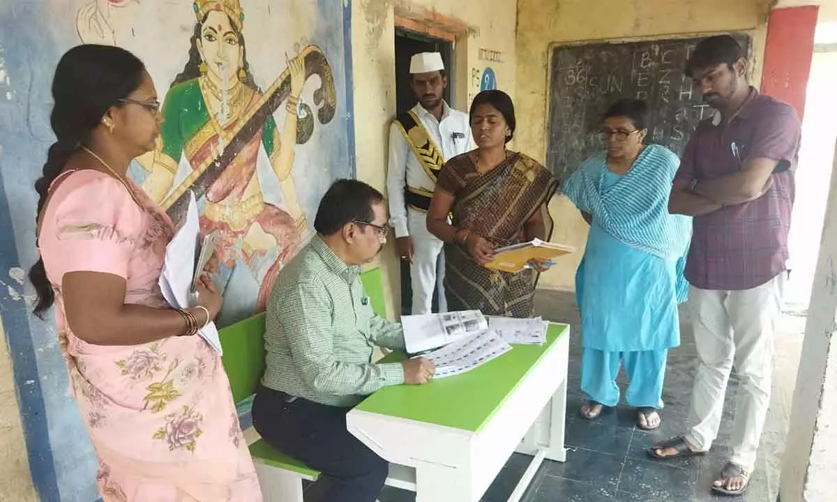 Gadwal: Additional collectors surprise visit to the special camps in polling booths...