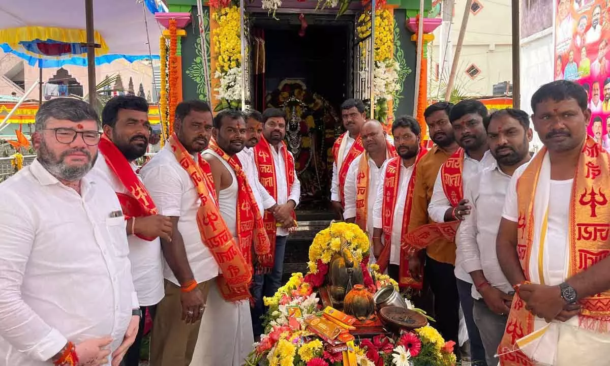 Anjaiah Yadav joins ceremony at Kanakadurga Ammavari temple