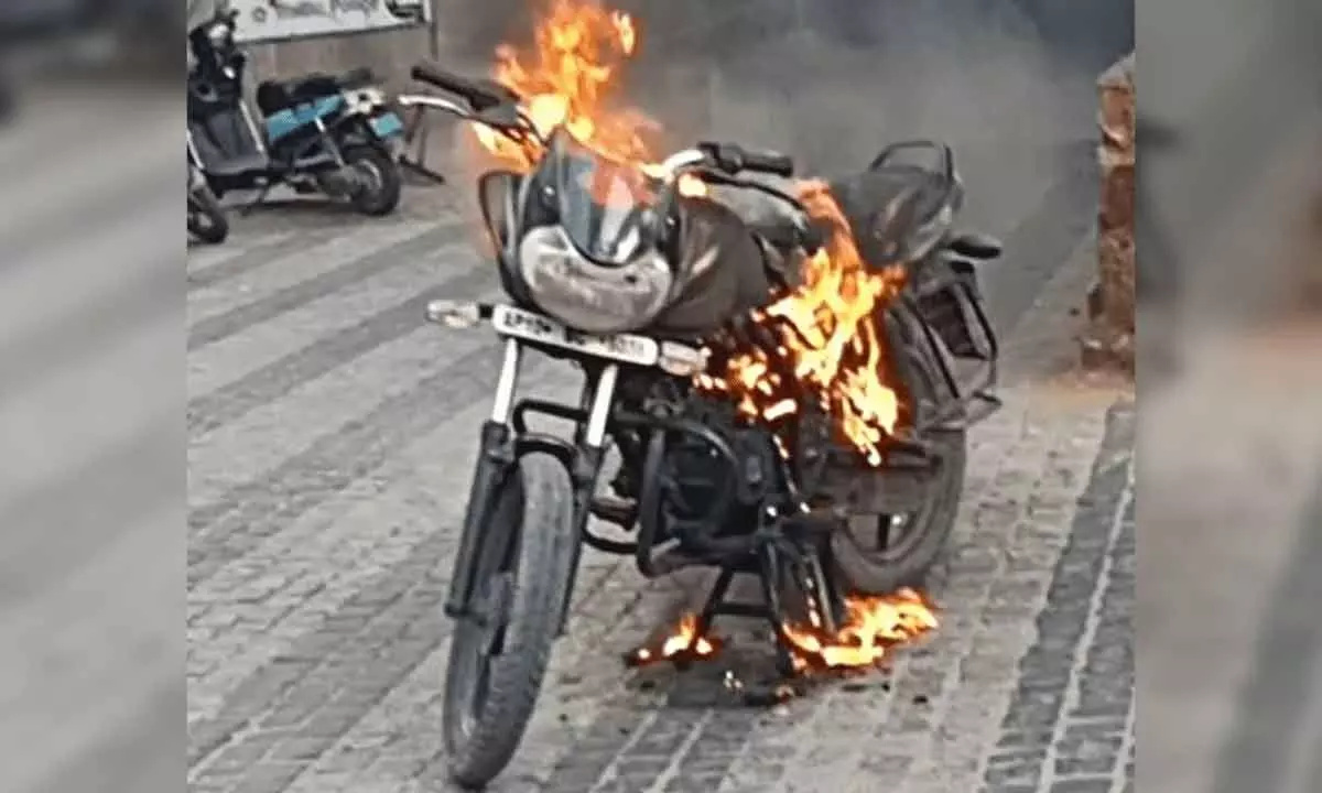 Drunkard man creates hungama, sets his bike ablaze in front of cops